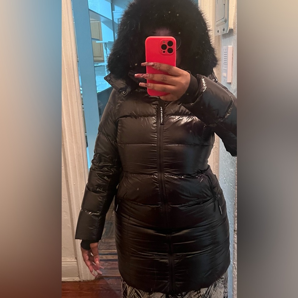 Aritzia: Black gloss SUPER SNUG Puffer mid with Fur (Limited Edition) - Picture 13 of 13